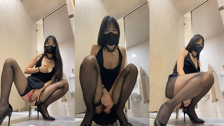 极品少女男厕所偷偷自慰